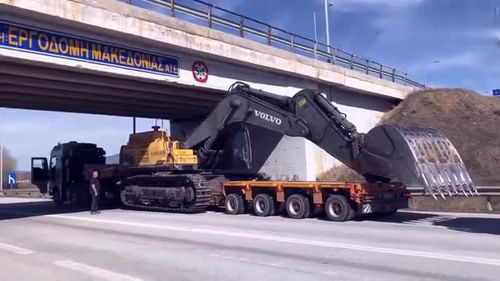 半掛車運(yùn)輸挖掘機(jī)遇限高橋，老司機(jī)巧妙應(yīng)對(duì)顯功力